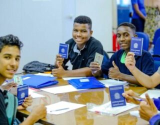 Imagem jovens segurando carteira de trabalho