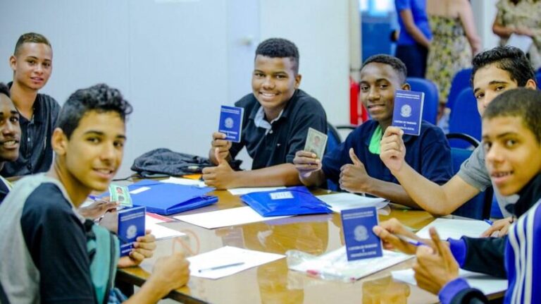 Imagem jovens segurando carteira de trabalho