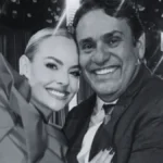 Imagem em preto e branco mulher e homem abraçados e sorrindo
