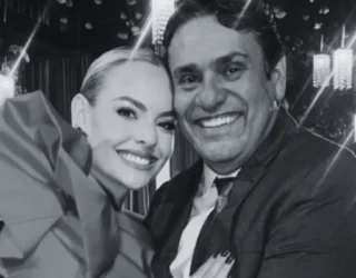 Imagem em preto e branco mulher e homem abraçados e sorrindo