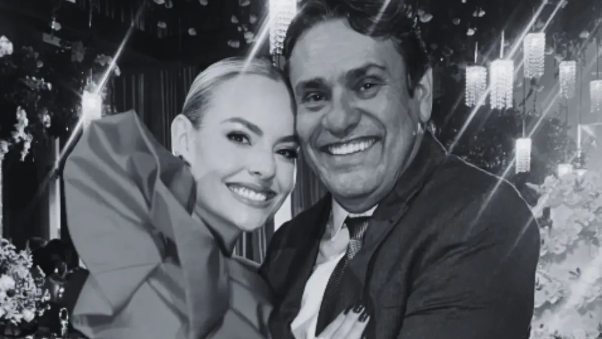 Imagem em preto e branco mulher e homem abraçados e sorrindo