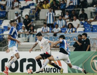 Imagem jogadores disputando a bola de jogo