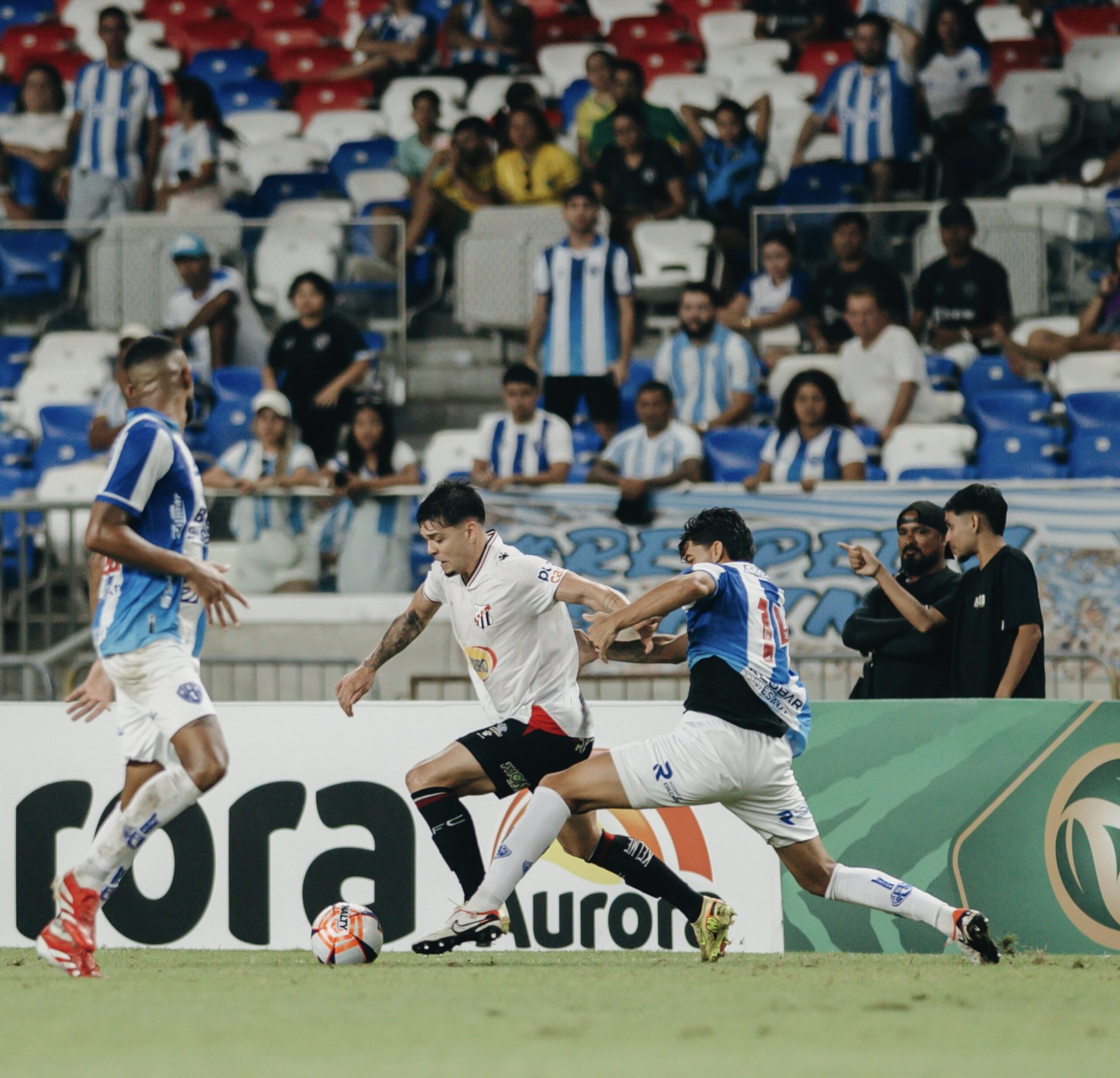 Imagem jogadores disputando a bola de jogo