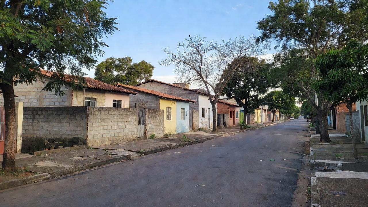 Vídeo registrou início de confusão que terminou em briga entre pai e filho em Anápolis. (Imagens: Reprodução)