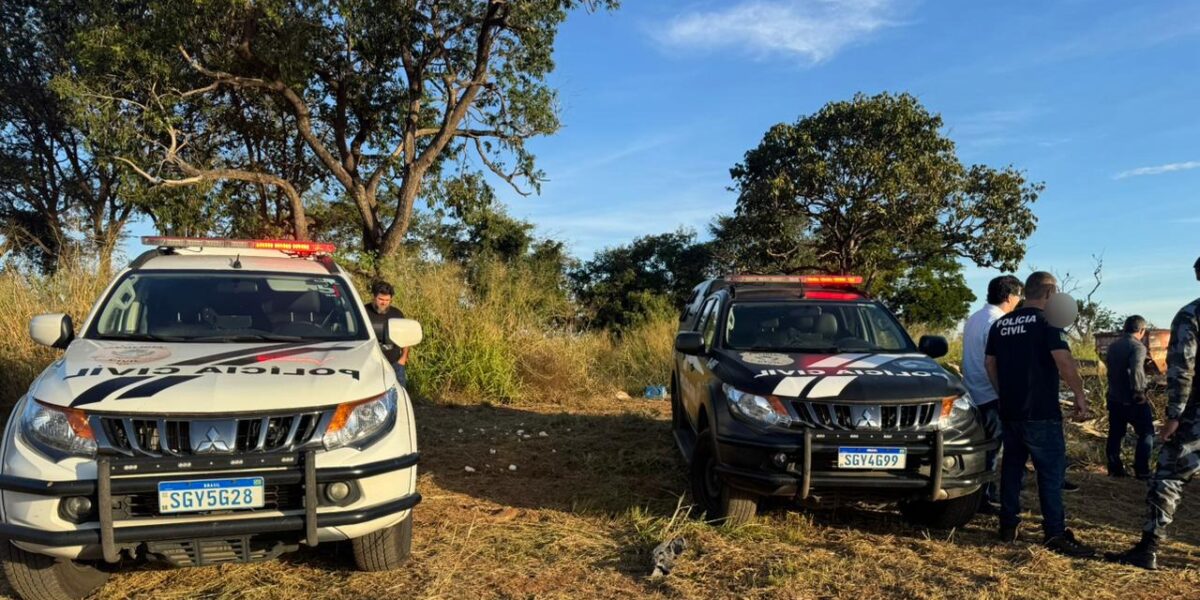 Seis pessoas foram presas em flagrante, pelos crimes de latrocínio, ocultação de cadáver, receptação, favorecimento pessoal e posse irregular de arma de fogo (Foto: PC)