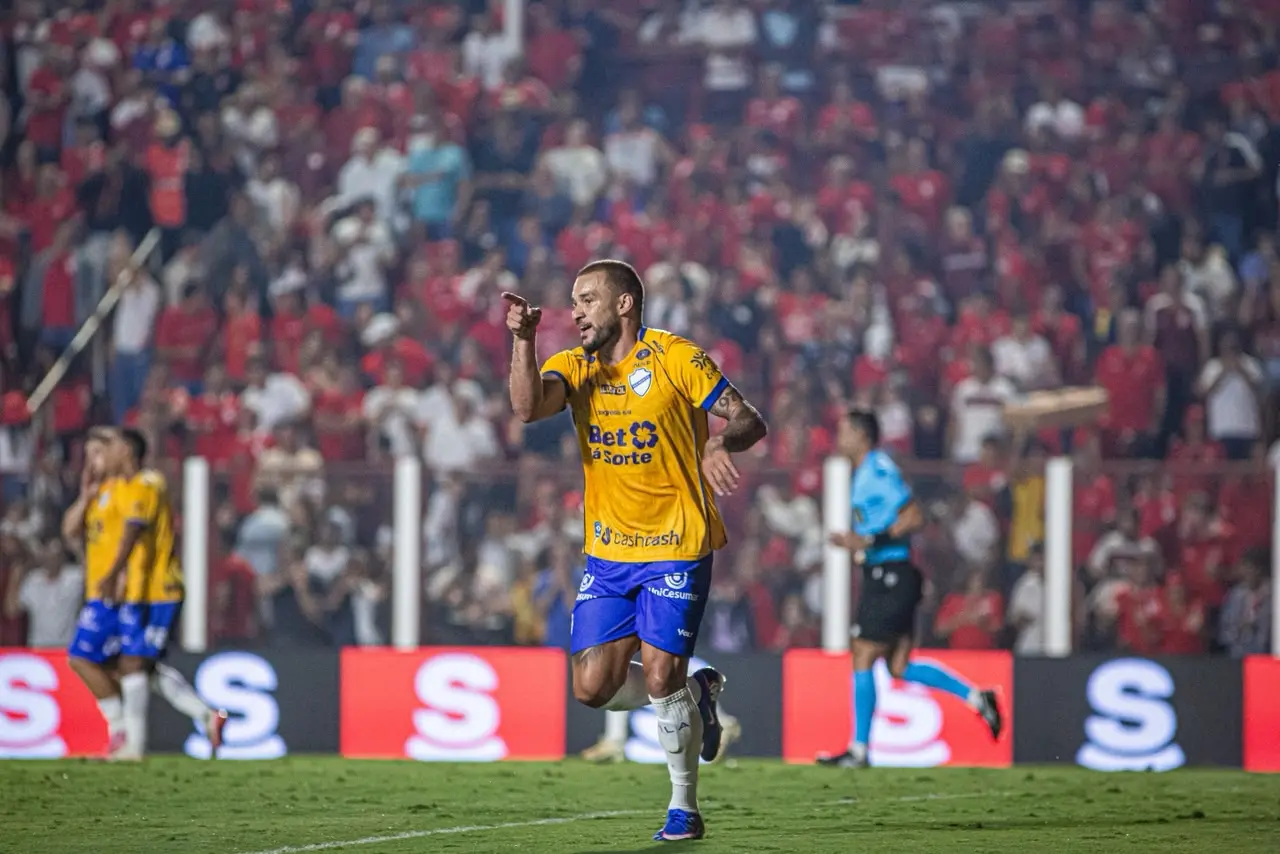 André Luís fez o gol da vitória do Vila Nova (Foto - Roberto Corrêa)