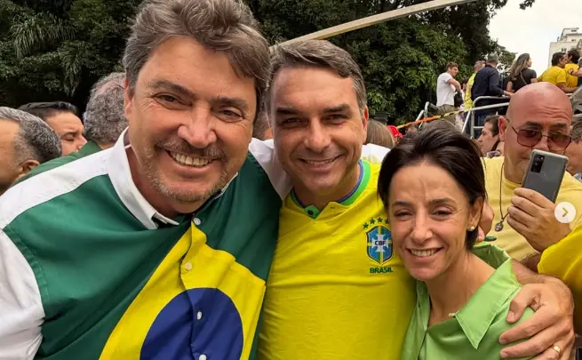 Ana Paula Rezende ao lado de Flávio Bolsonaro e Wilder Morais. (Foto: Reprodução)