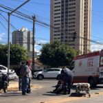 Imagem Acidente motociclista caiado na rua atrás uma ambulância