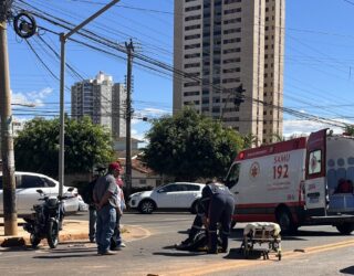 Imagem Acidente motociclista caiado na rua atrás uma ambulância