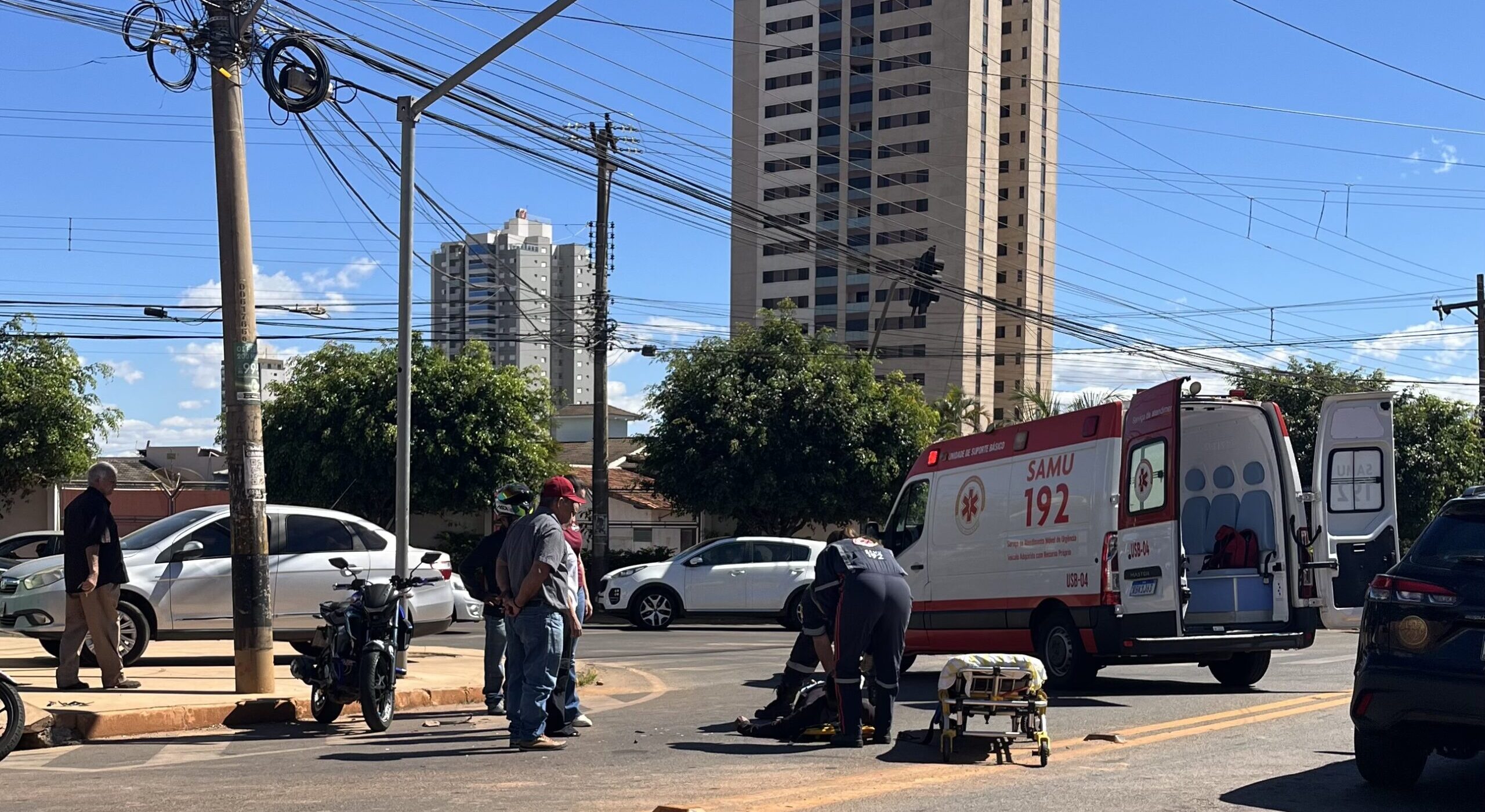 Imagem Acidente motociclista caiado na rua atrás uma ambulância