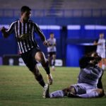 Imagem jogadores disputando a bola em campo