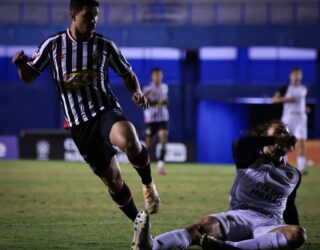 Imagem jogadores disputando a bola em campo