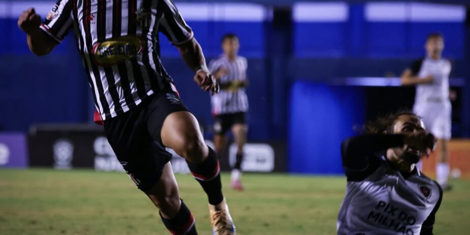 Imagem jogadores disputando a bola em campo