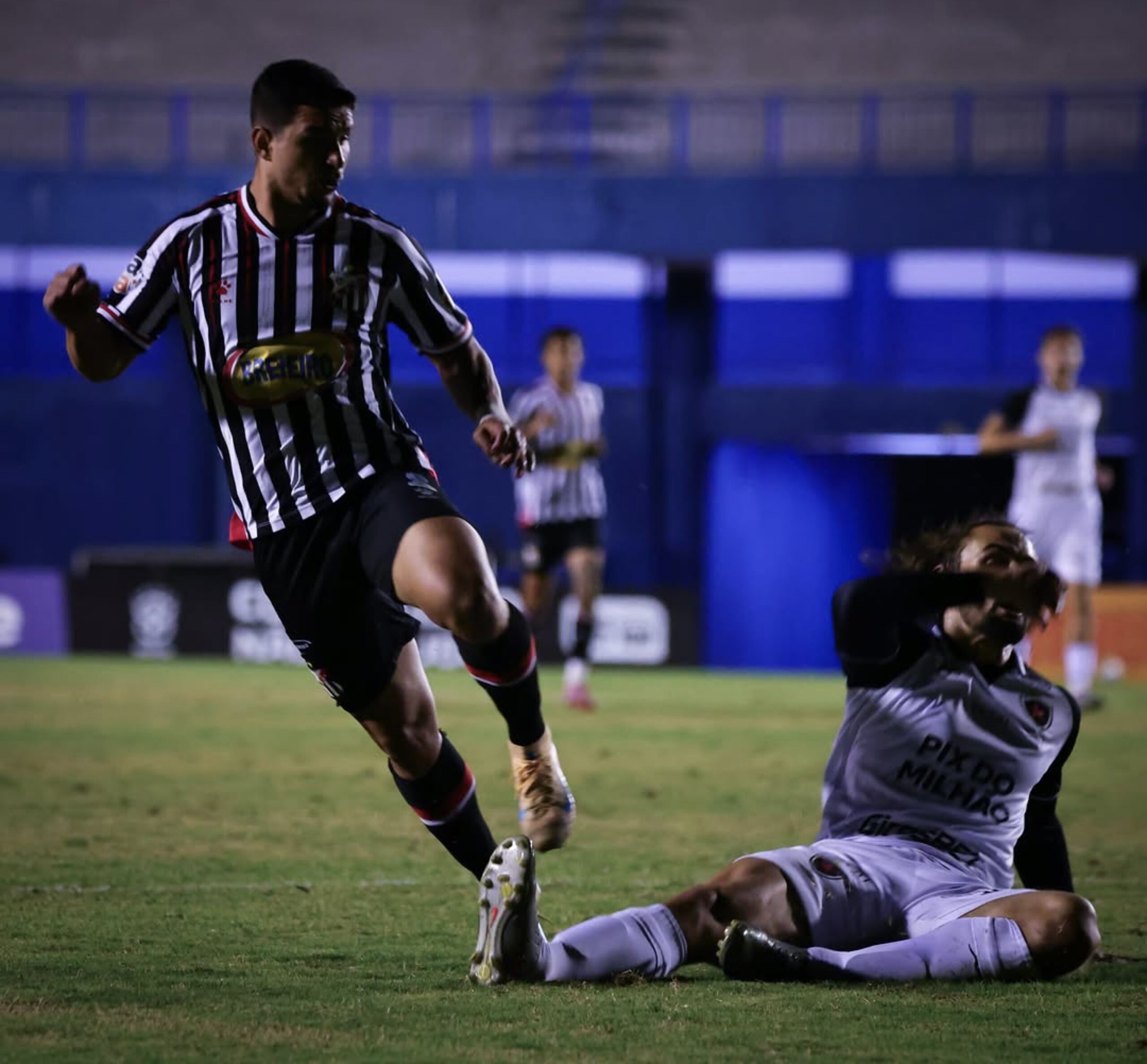Imagem jogadores disputando a bola em campo