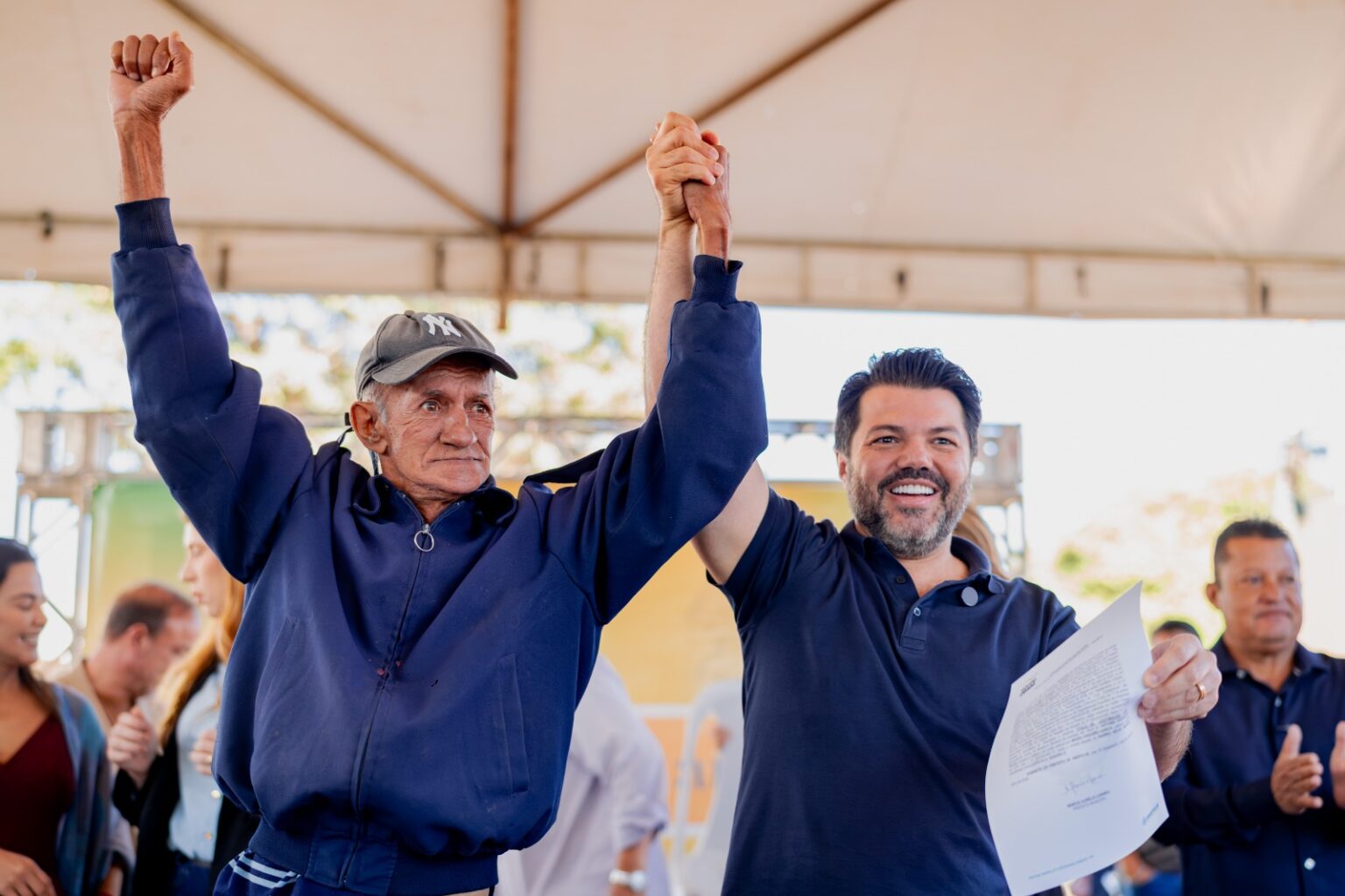 Imagem dois homens com braços erguidos