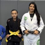 Imagem mulher adulta e duas crianças com quimono
