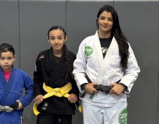 Imagem mulher adulta e duas crianças com quimono