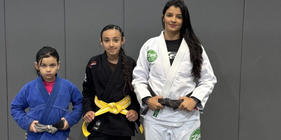 Imagem mulher adulta e duas crianças com quimono