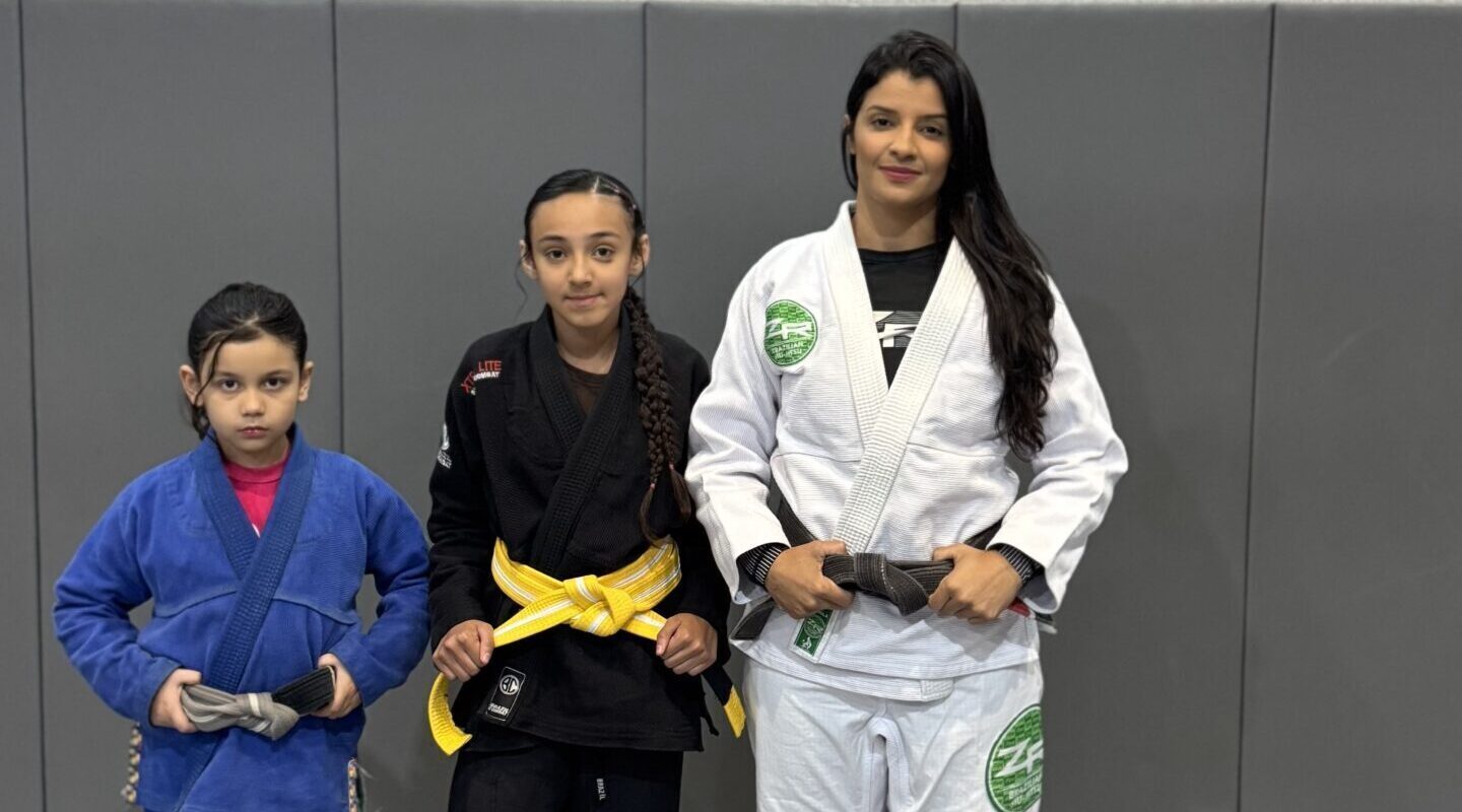 Imagem mulher adulta e duas crianças com quimono