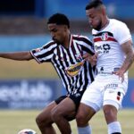 Imagem jogadores disputando a bola no gramado
