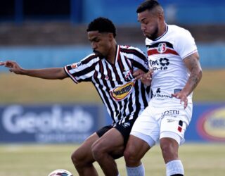 Imagem jogadores disputando a bola no gramado