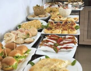 Imagem pães, bolos em café Colonial