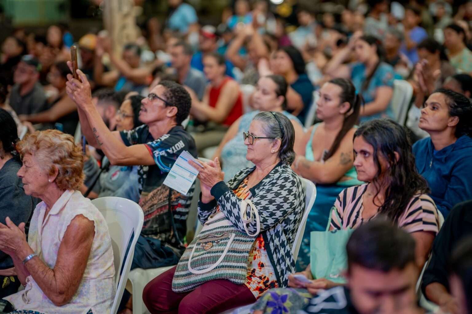 Imagem várias pessoas sentadas na plateia
