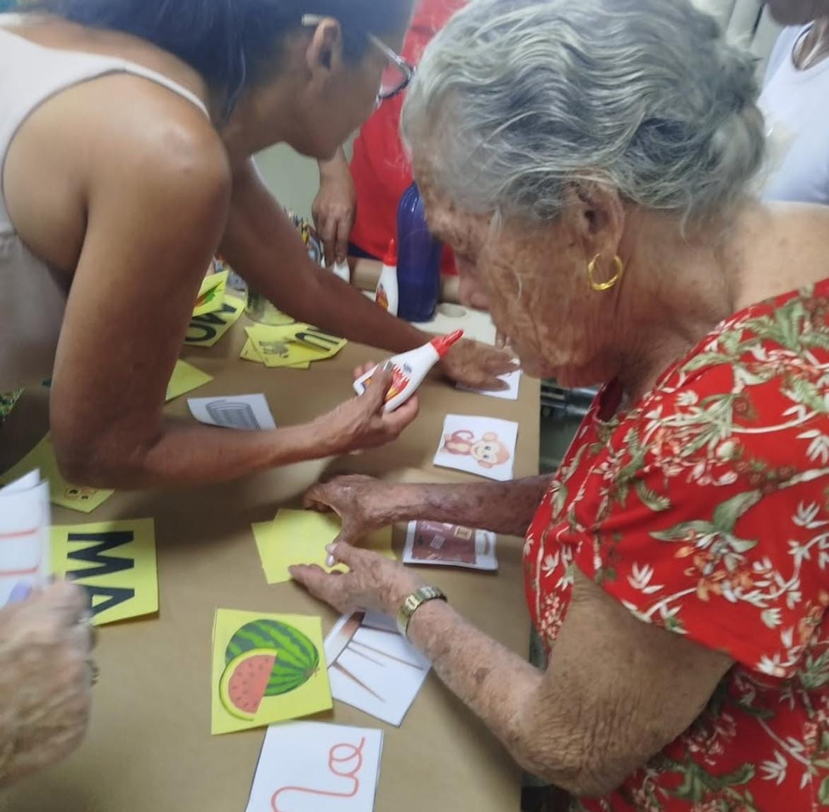Imagem idoso fazendo trabalho escolar