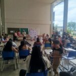 Imagem sala cheia pessoas sentadas na cadeira