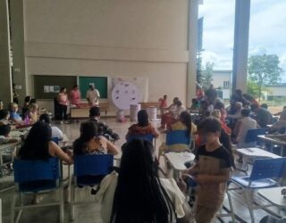 Imagem sala cheia pessoas sentadas na cadeira