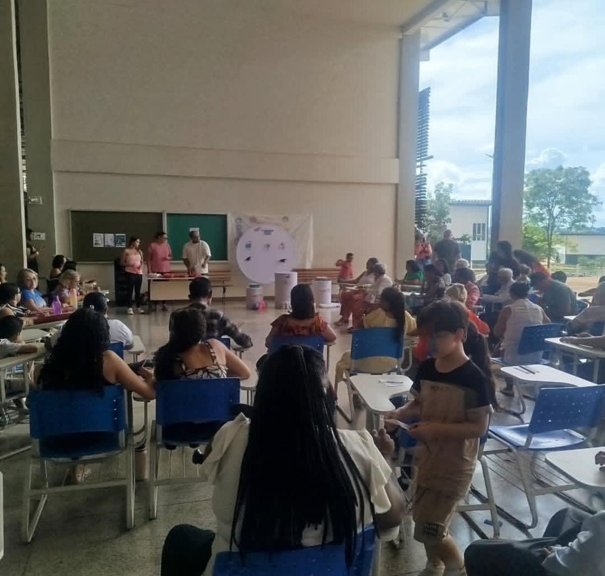 Imagem sala cheia pessoas sentadas na cadeira