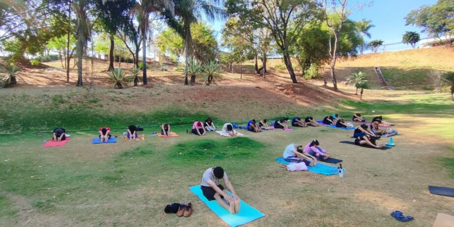 Yoga no Parque leva prática gratuita a áreas verdes de Anápolis