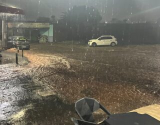 Imagem rua alagada após fortes chuvas
