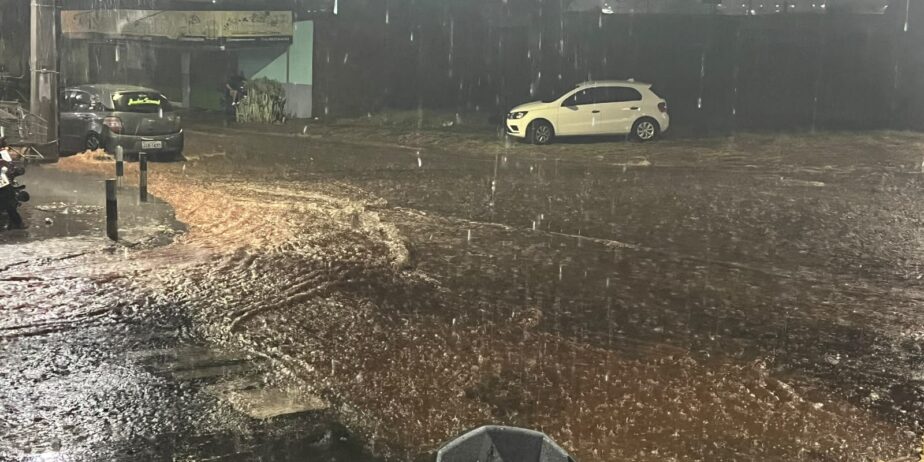 Imagem rua alagada após fortes chuvas