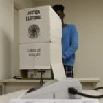 Imagem Urna eletrônica cabine de votação Justiça Eleitoral
