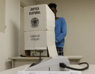 Imagem Urna eletrônica cabine de votação Justiça Eleitoral