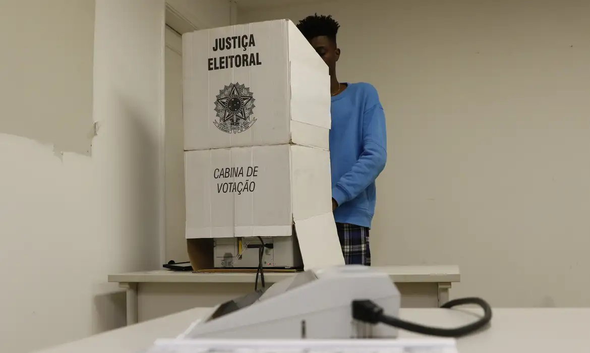 Imagem Urna eletrônica cabine de votação Justiça Eleitoral
