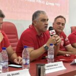Imagem quatro homens de camisa vermelha