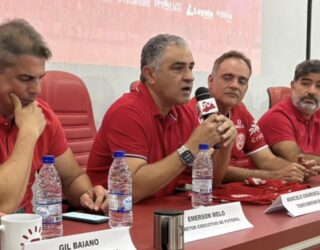 Imagem quatro homens de camisa vermelha