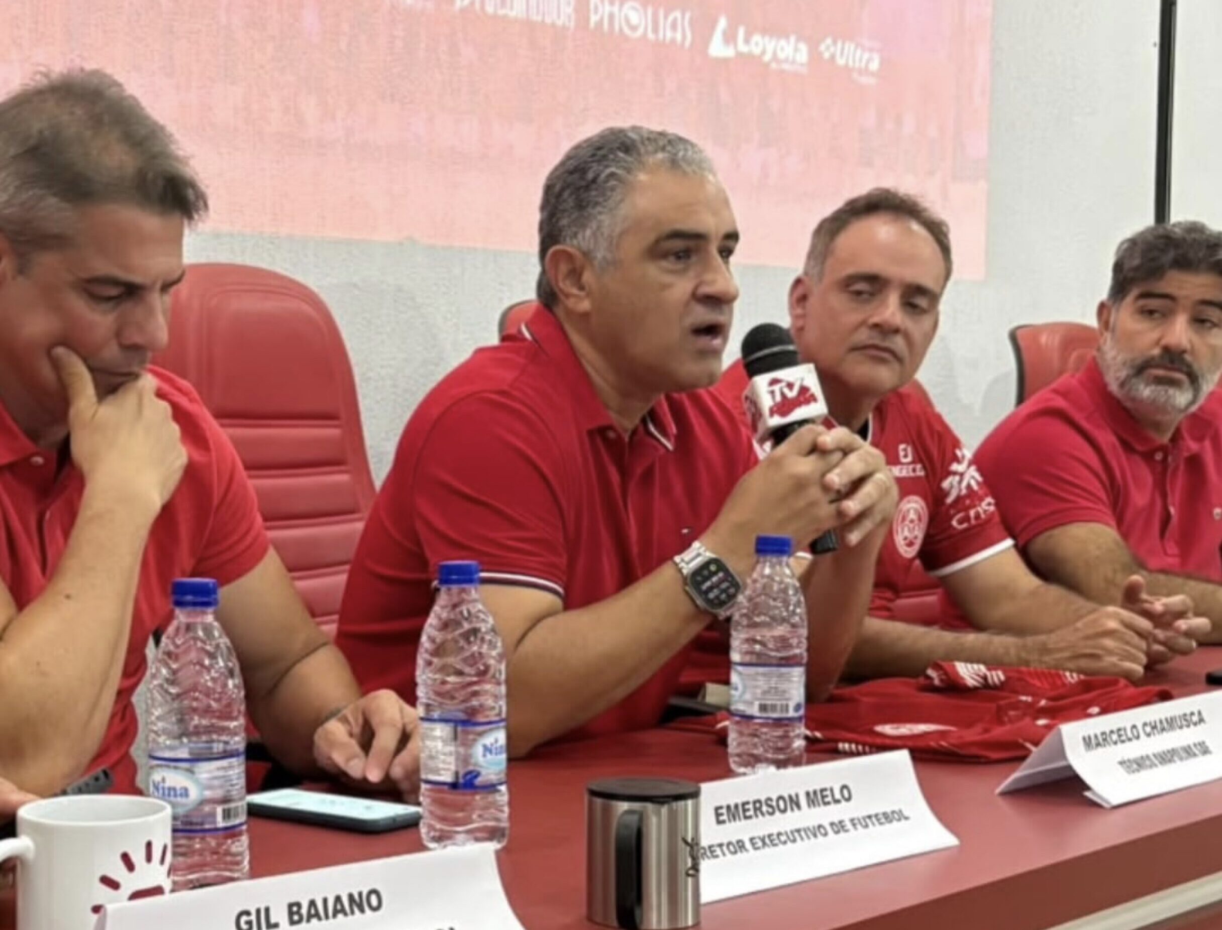 Imagem quatro homens de camisa vermelha