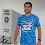 Imagem homem de camisa azul com o número vinte e dois