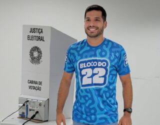 Imagem homem de camisa azul com o número vinte e dois