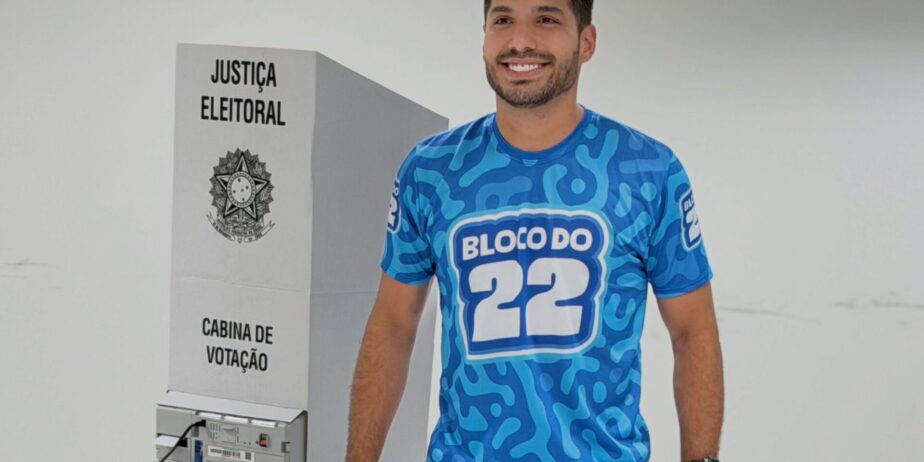 Imagem homem de camisa azul com o número vinte e dois
