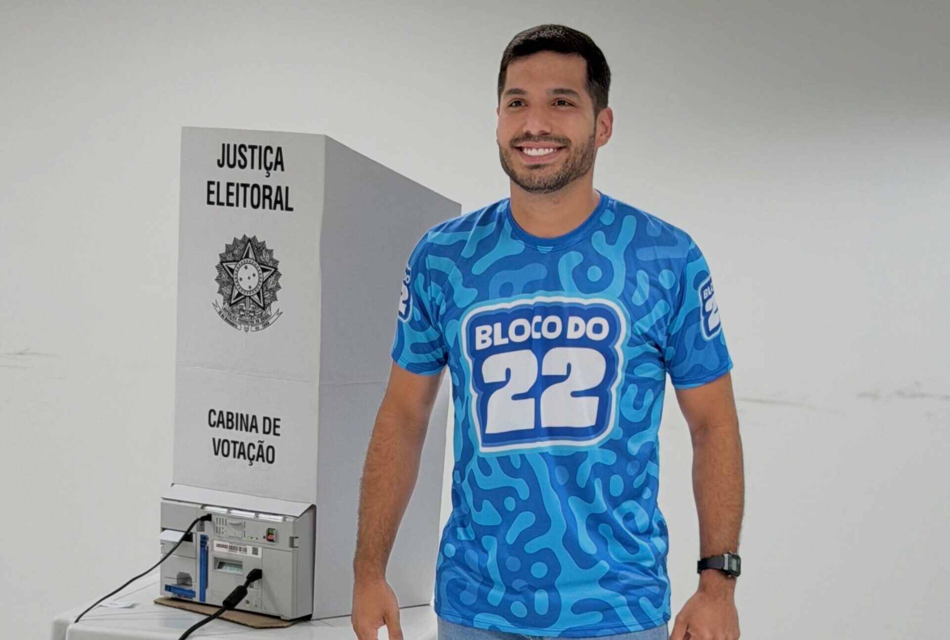 Imagem homem de camisa azul com o número vinte e dois