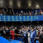 Imagem do congresso lotado de pessoas comemorando