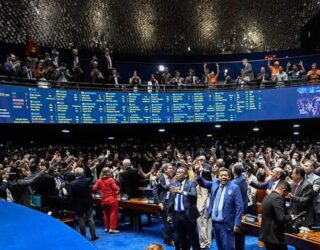 Imagem do congresso lotado de pessoas comemorando