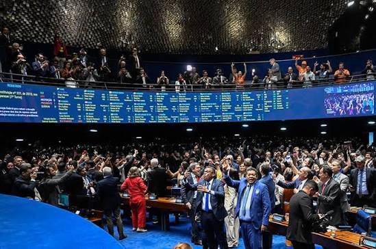 Imagem do congresso lotado de pessoas comemorando