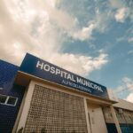 Imagem da fachada do Hospital Alfredo Abraão. Céu azul com nuvens brancas acima.