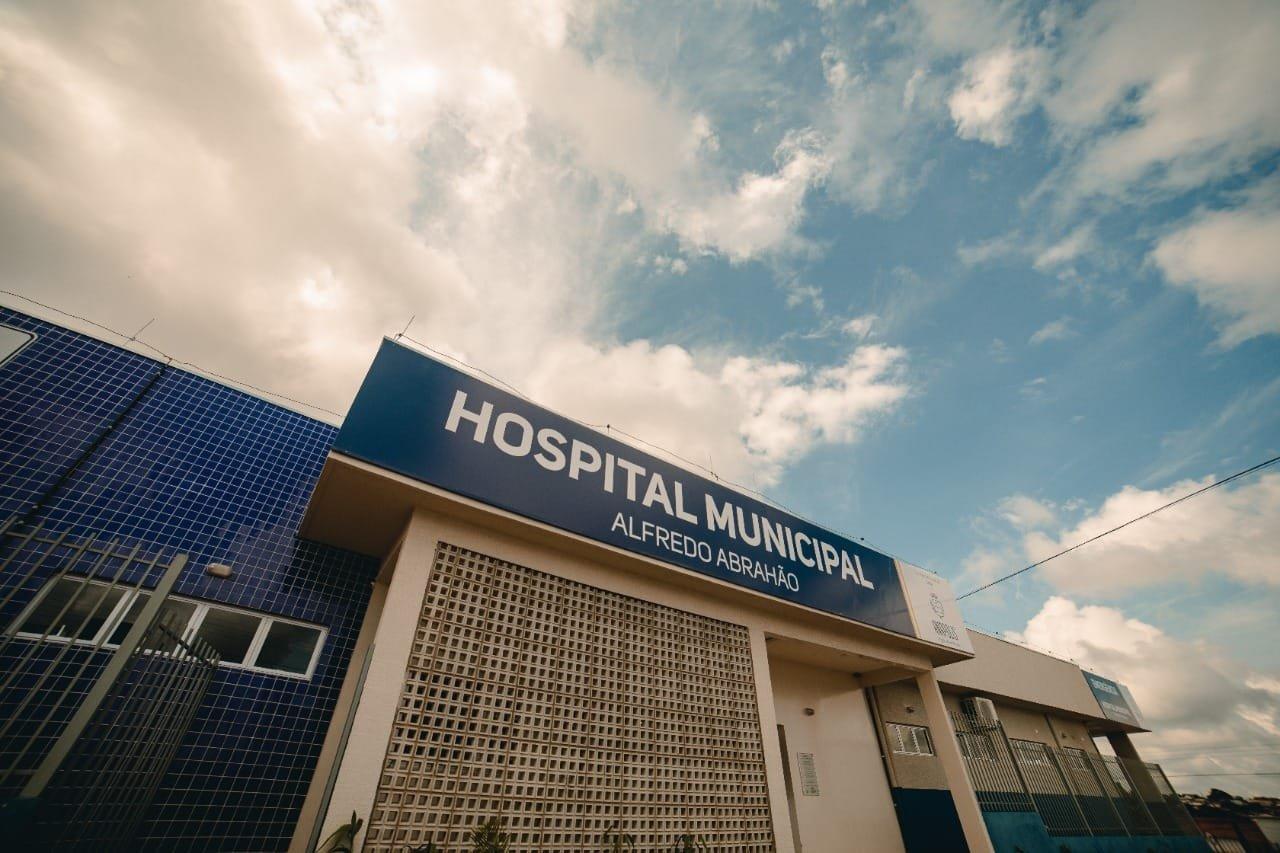 Imagem da fachada do Hospital Alfredo Abraão. Céu azul com nuvens brancas acima.
