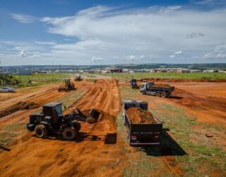 Imagem maquinas em canteiro de obras, terra e inicio de pavimentação asfaltica
